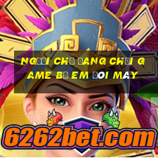 người chị đang chơi game bị em đòi máy